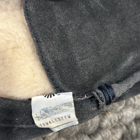 UGG Men's Ascot Slipper in Navy - Picture 8 of 9